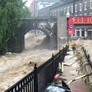 فيضانات مرعبة في أميركا.. أنهار تلتهم السيارات