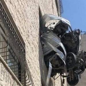 أغرب حادث سير.. كيف وصلت الشاحنة إلى نافذة البناية؟