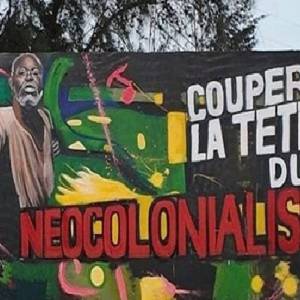 فنان سنغالي يشرح سبب رسمه رأس ماكرون مقطوعة على الجدران