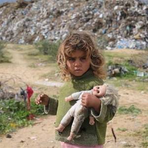 من الطفولة الجائعة إلى الشيخوخة المنفية.. حكاية وطنٍ يبحث عن مأواه 